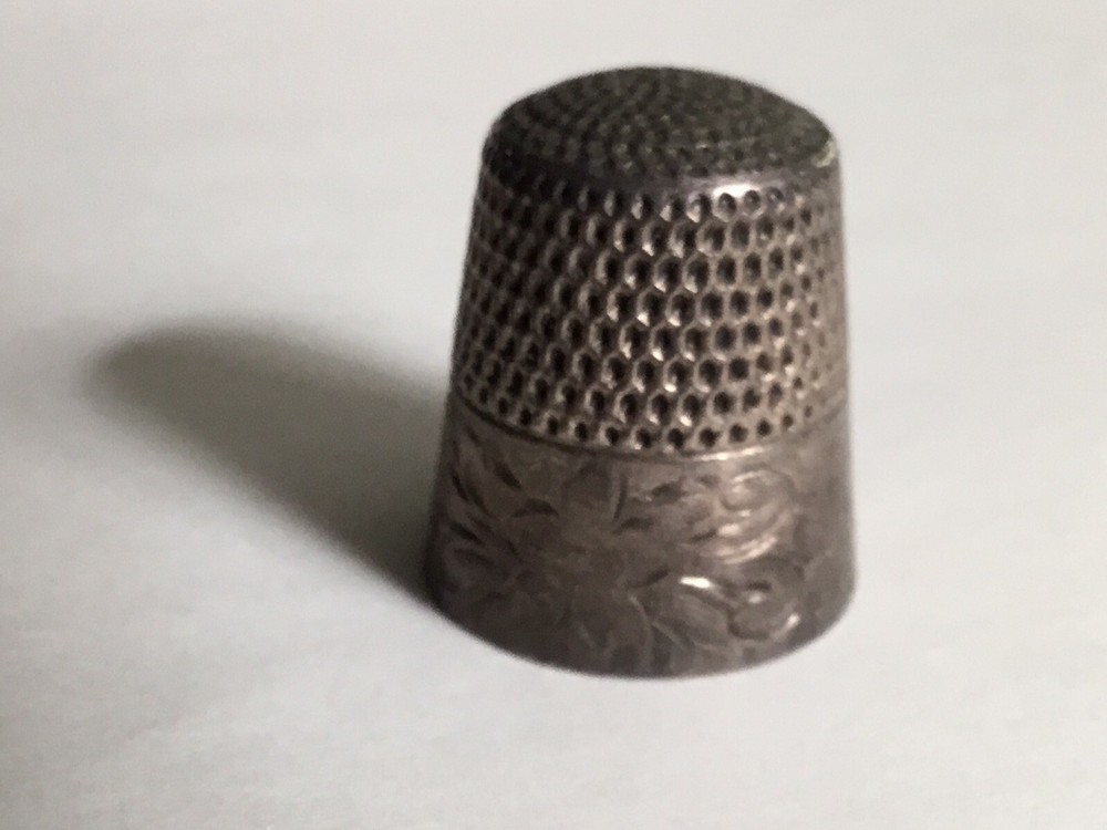 VINTAGE STERLING SILVER THIMBLE WEBSTER 12 FLOWER BORDER