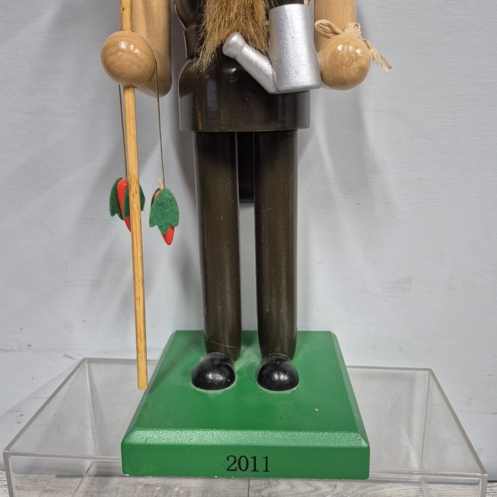 2011 Limited 1150/1212 14” Farmer Nutcracker Rake Watering Can Carrots EUC