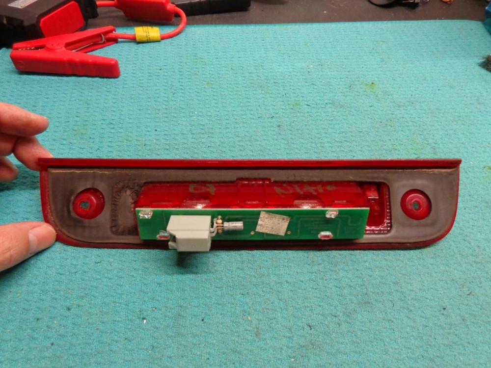DODGE NITRO 07 08 09 10 11 3RD CENTER THIRD BRAKE STOP LIGHT