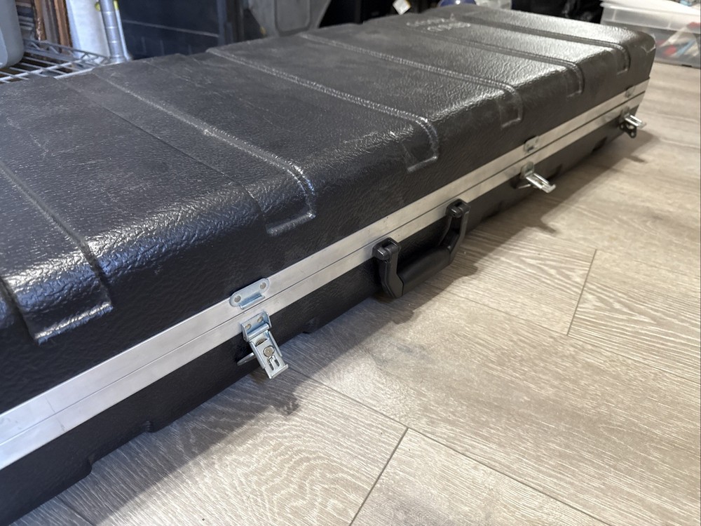 MTS Products Hardshell 61-Note Keyboard Case with Wheels
