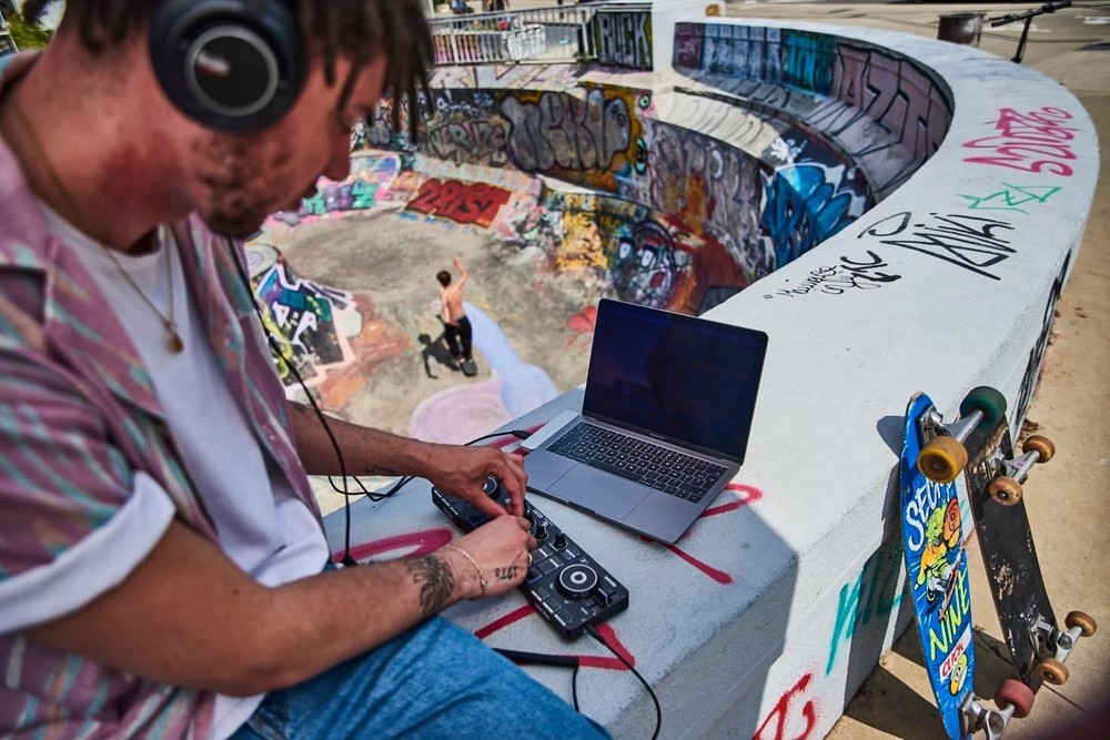 DJControl Starlight | Portable USB DJ Controller with Lighting Effects & Serato