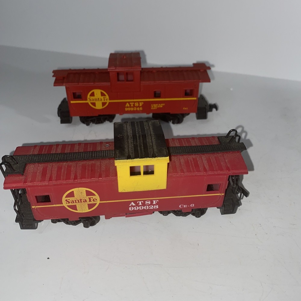 Ho scale ATSF cabooses Bachmann 999628/999246