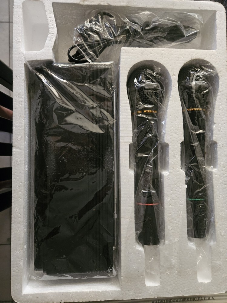 PVS WRM288 WIRELESS MICROPHONE SYSTEM new in box