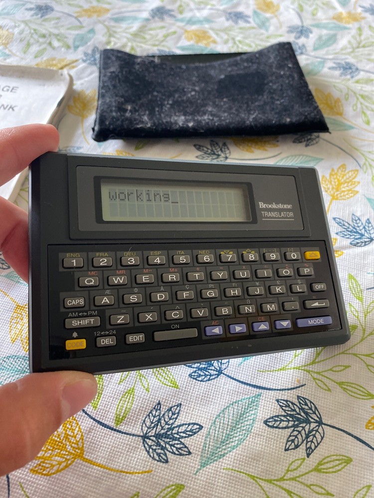 Brookstone Electronic Pocket Translator 6 Languages Hand Held Great Condition