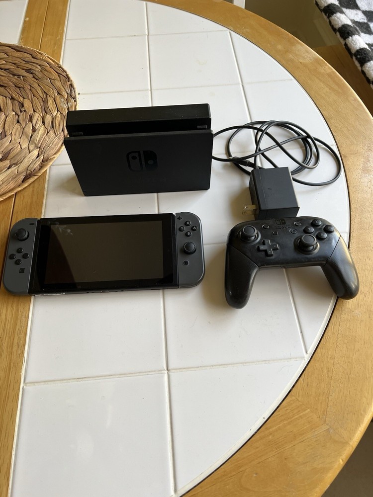 Nintendo 8GB Switch Console - Black - Pro Controller Included!!