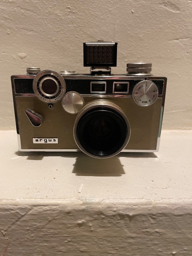 Argus C3 35mm Rangefinder Camera W/ flash Beige