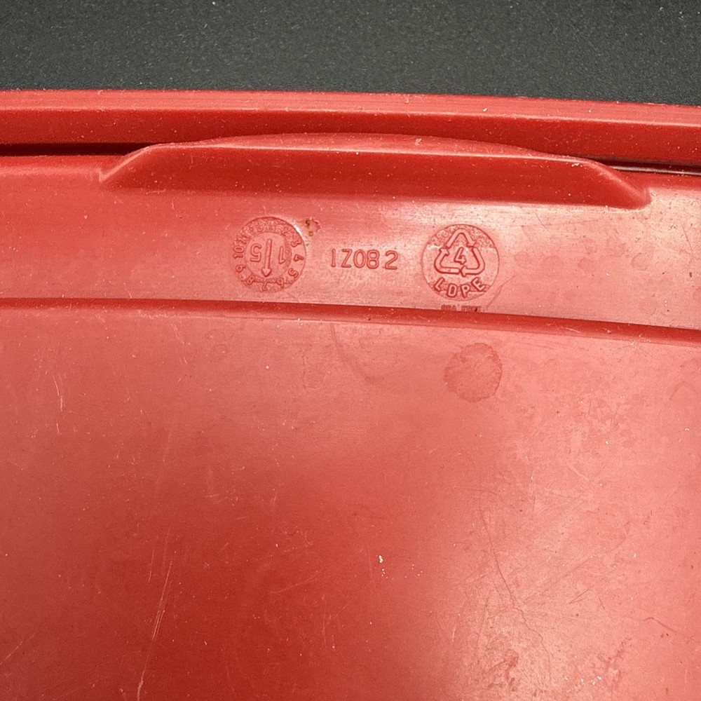 Rubbermaid Easy Find 1Z082 Red Rectangular Replacement Container Lid 10 x 6.75
