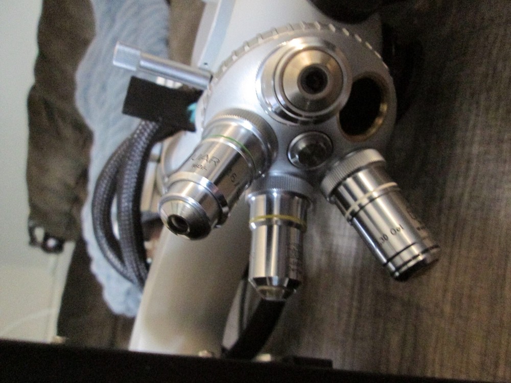 ZEISS 872 E Microscope .. Excellent condition .. Ready to go to work