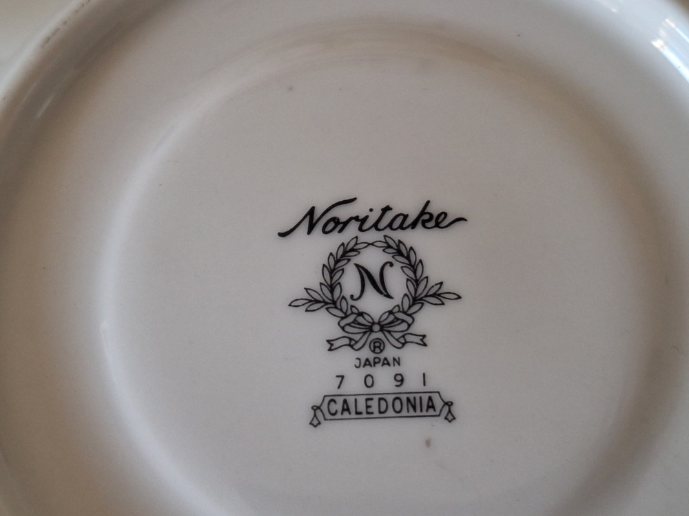 Dinner set, Noritake Caledonia pattern 7091, from Japan, 35 pieces