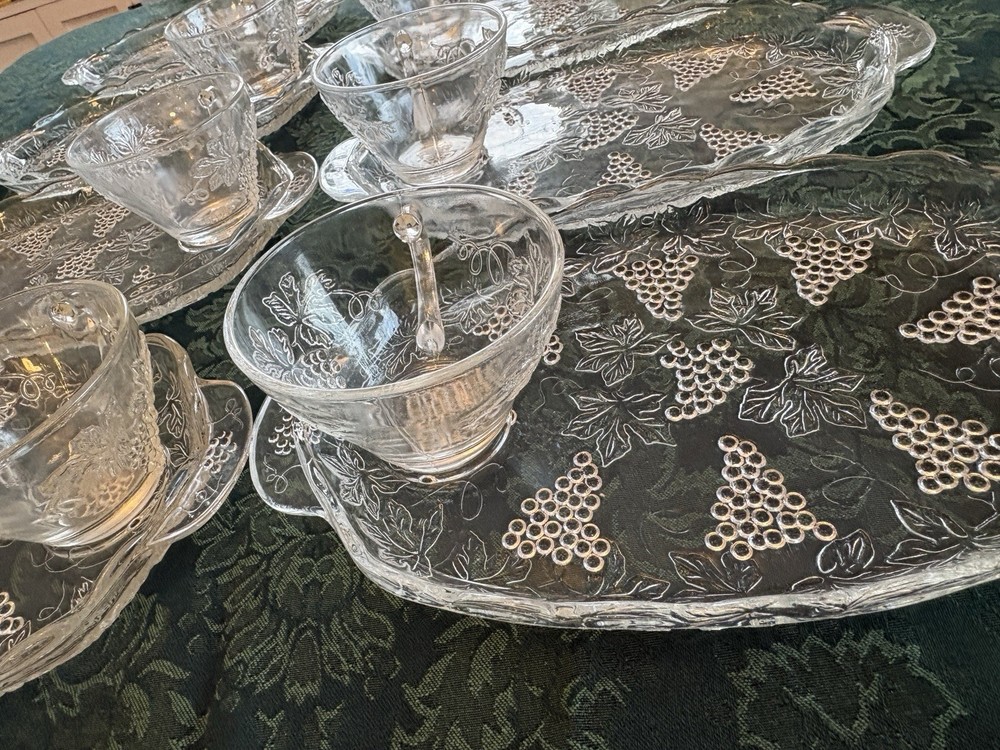 ANCHOR HOCKING 16 Piece Glass Snack Set GRAPE PATTERN Two Full Sets.