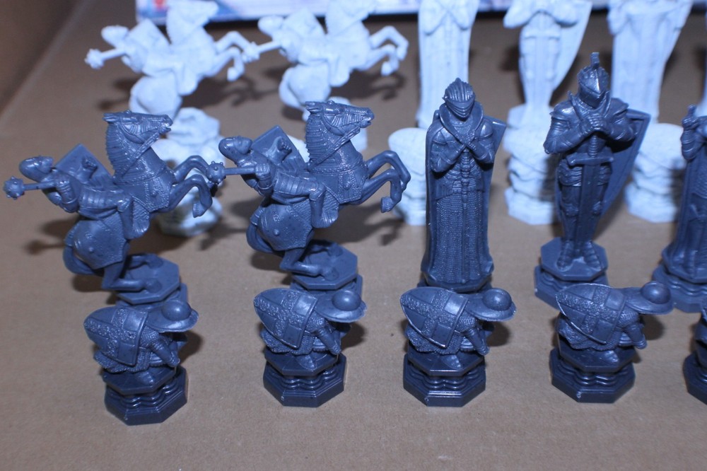 USED / COMPLETE / Harry Potter Wizard Chess Set 2002 Mattel