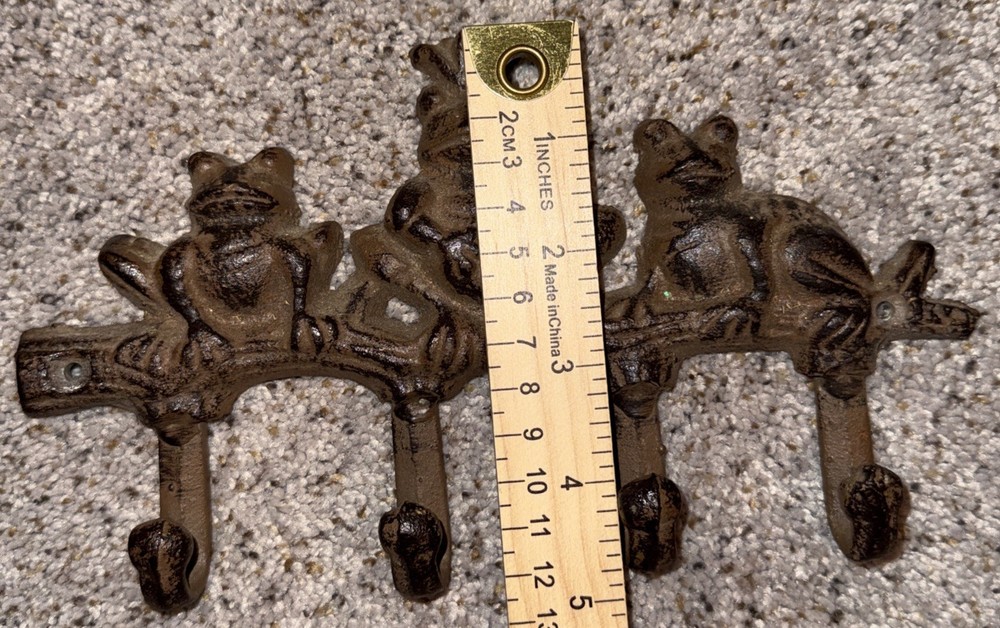 Vtg Cast Iron 3 Frog Wall Hook Rack 4 Hooks Rustic Garden Cottage Decor