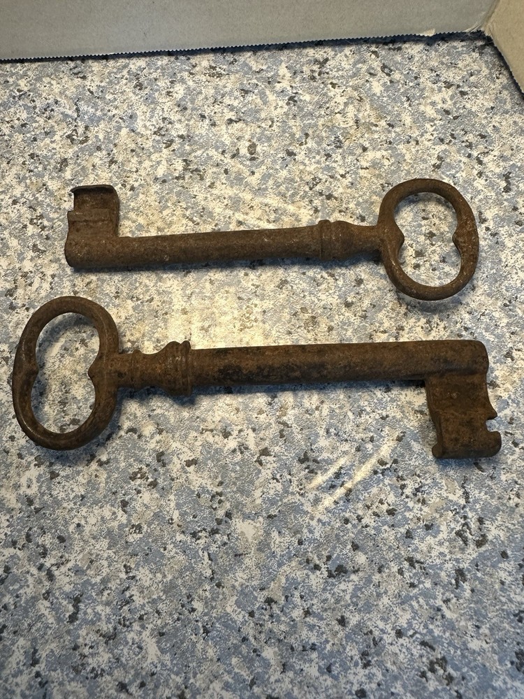 Antique Iron Skeleton Key 5  1/4 “