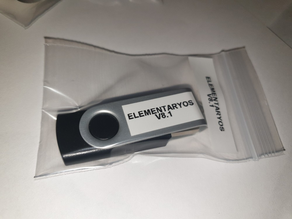 Linux ElementaryOS V8.1, 64-bit, Bootable Live and Install USB Flash Drive