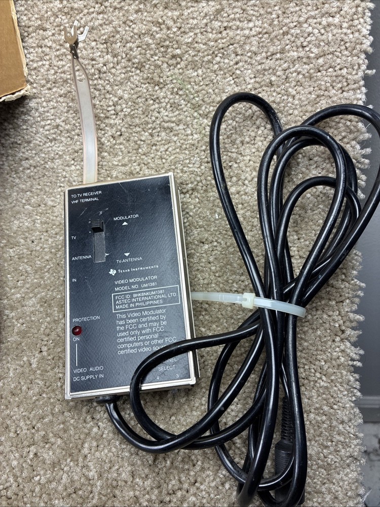 Texas Instruments TI-99/4A Home Computer POWERS UP,RED LIGHT ON!