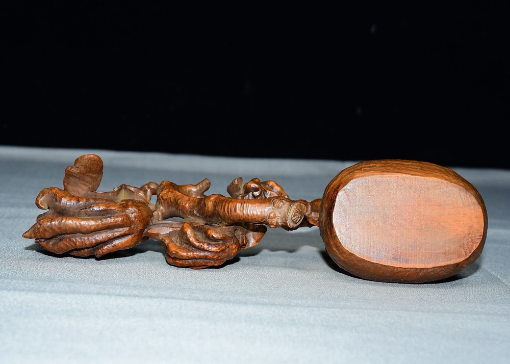 Exquisite Small Leaf Boxwood Buddha Figurine with Joyful Eyebrows