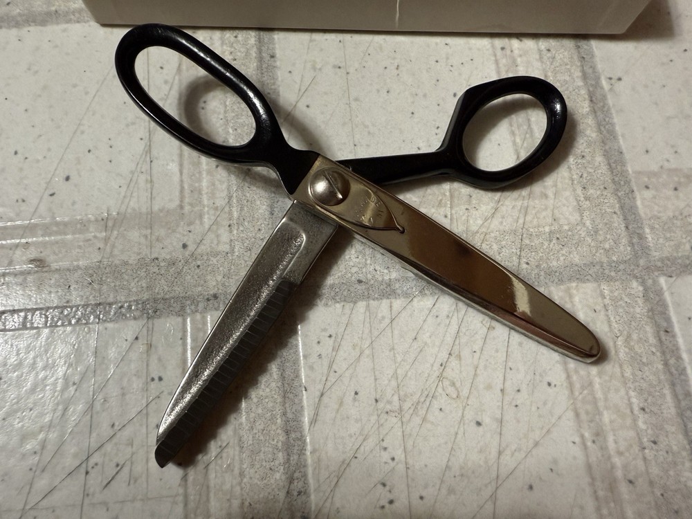 VERY NICE KLEENCUT PINKING SHEARS W/THE AUTOMATIC STOP IN ORIGINAL BOX & INSERT