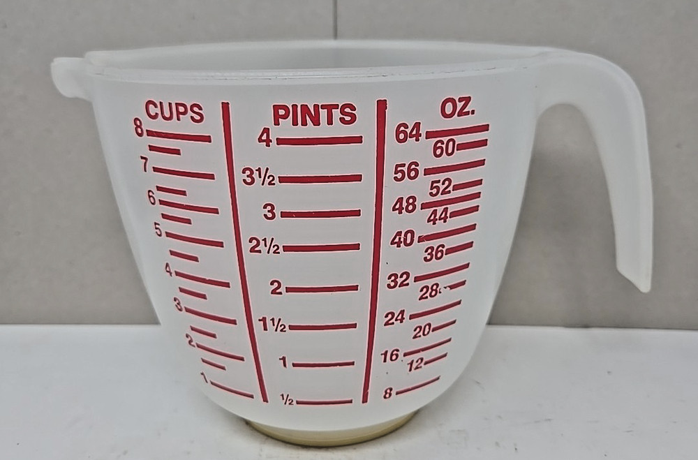 Vintage 4 Cup Plastic Measuring Cup Great cond