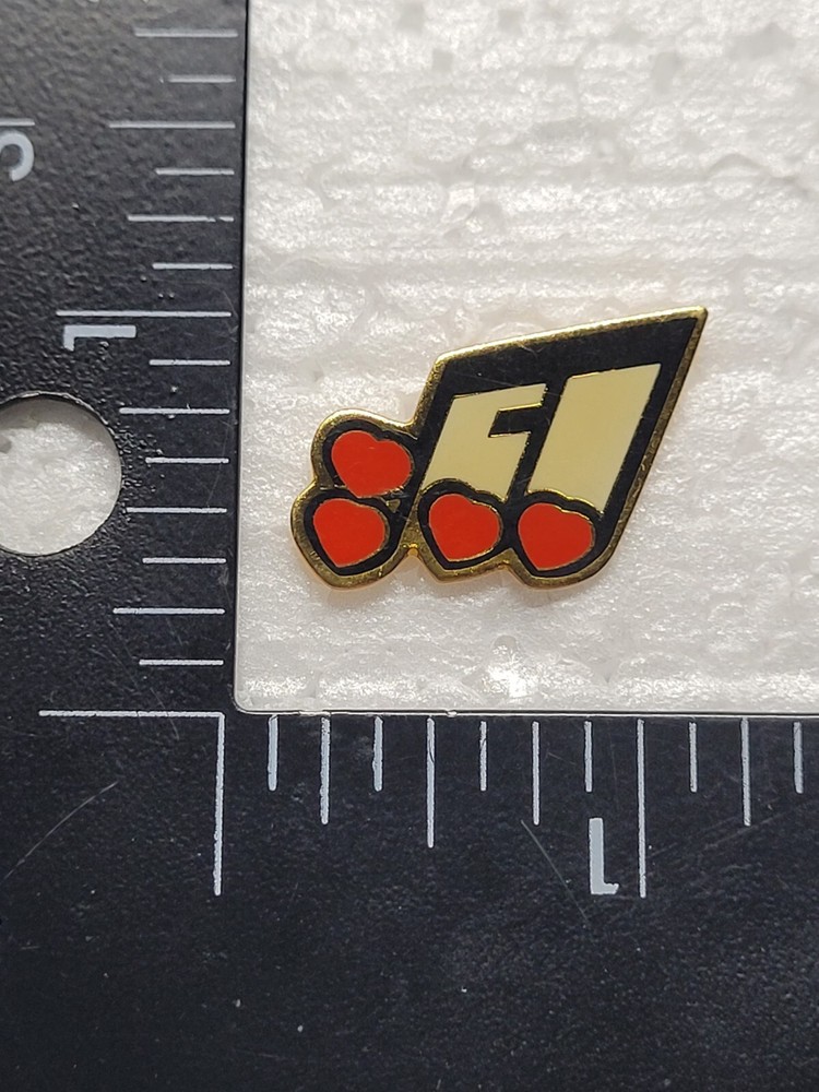 HEARTS AS NOTES HAT LAPEL PIN PIN BACK USED (I0804)