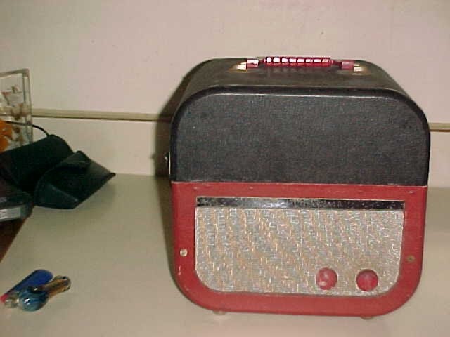 1957 DECCA  DP-910  ART DECO - MODERNE  PHONOGRAPH - BAKELITE KNOBS and HANDLE