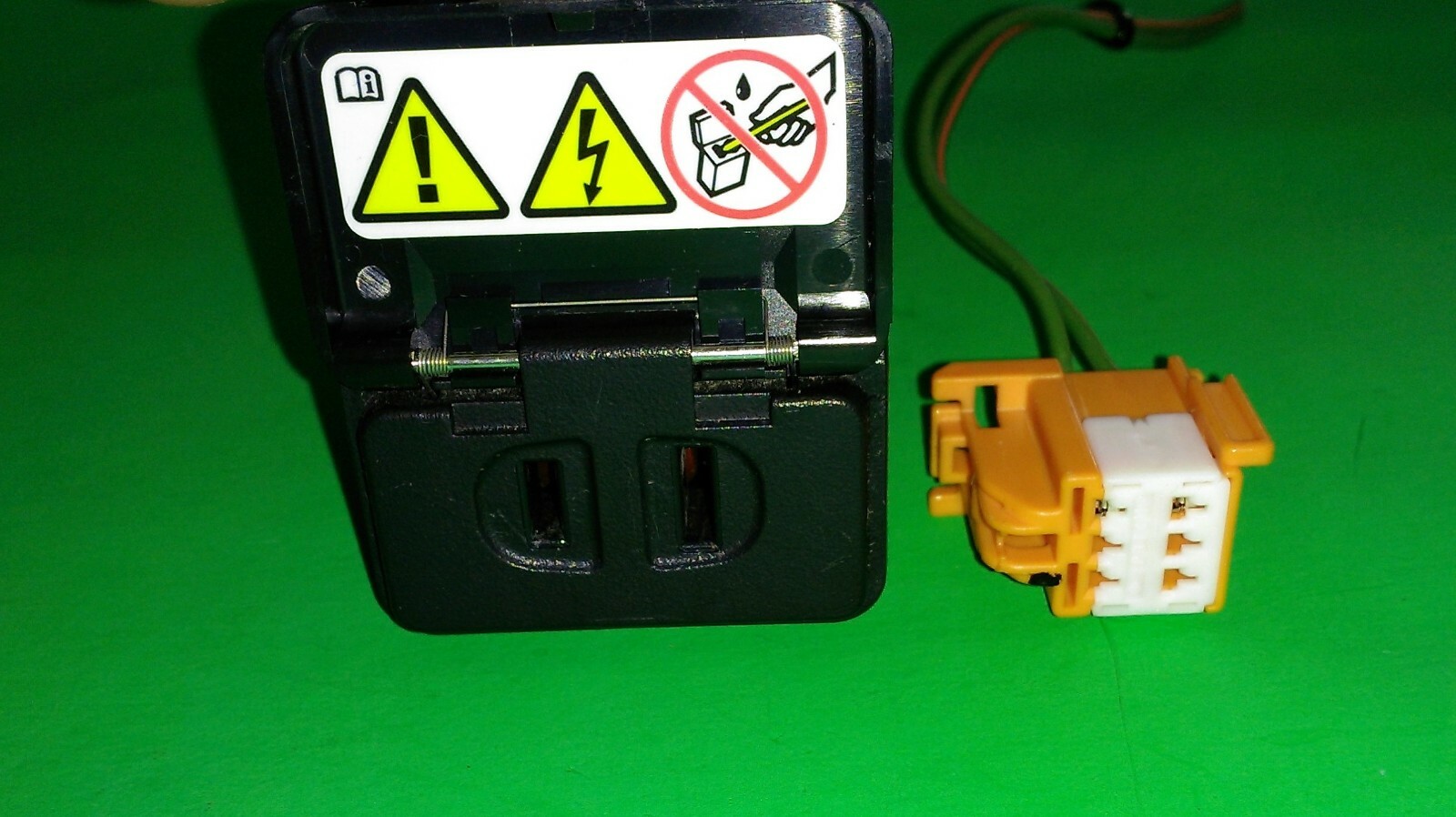 OEM Dodge Jeep Chrysler Mopar 115V 150W Power Outlet Inverter