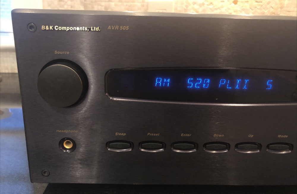 B&K Components AVR505 A / V Receiver SR10.1 B&K Remote Control Bundle