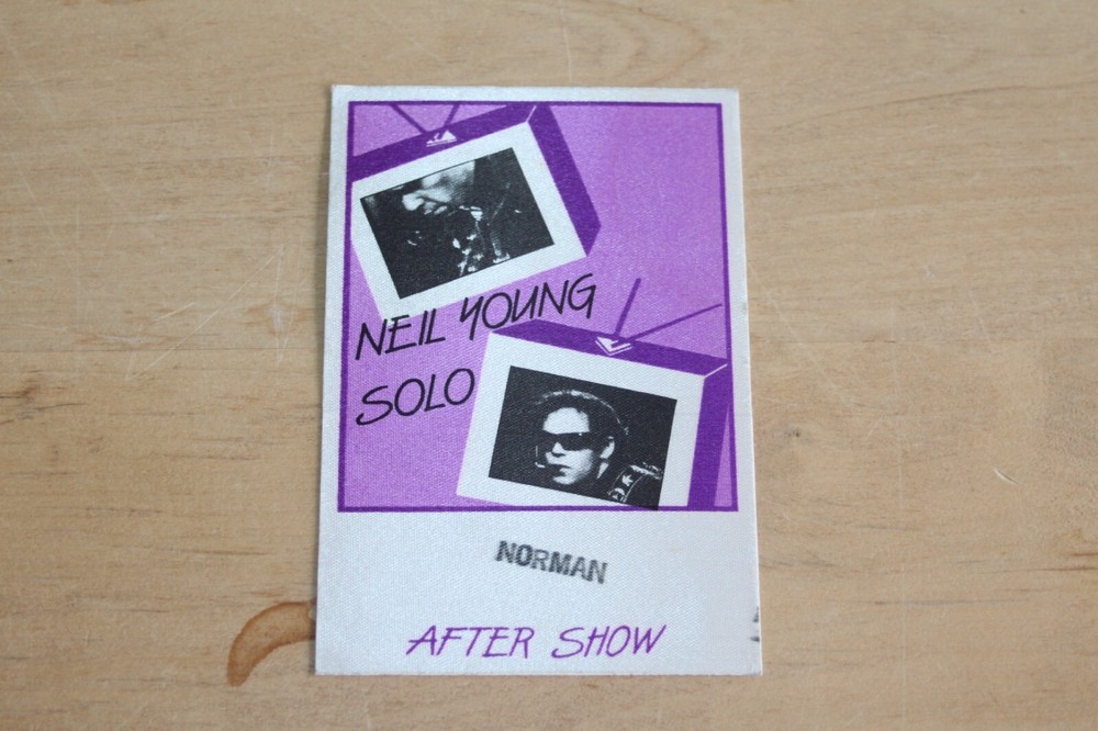 Neil Young  -  Unused Backstage Pass - FREE POSTAGE - lot #6