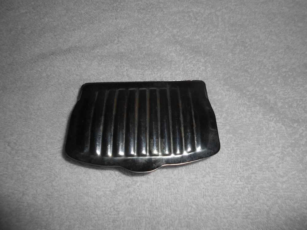 VINTAGE AUTO  MAGNETISED CLAM SHELL DASHBOARD CIGARETTE ASHTRAY