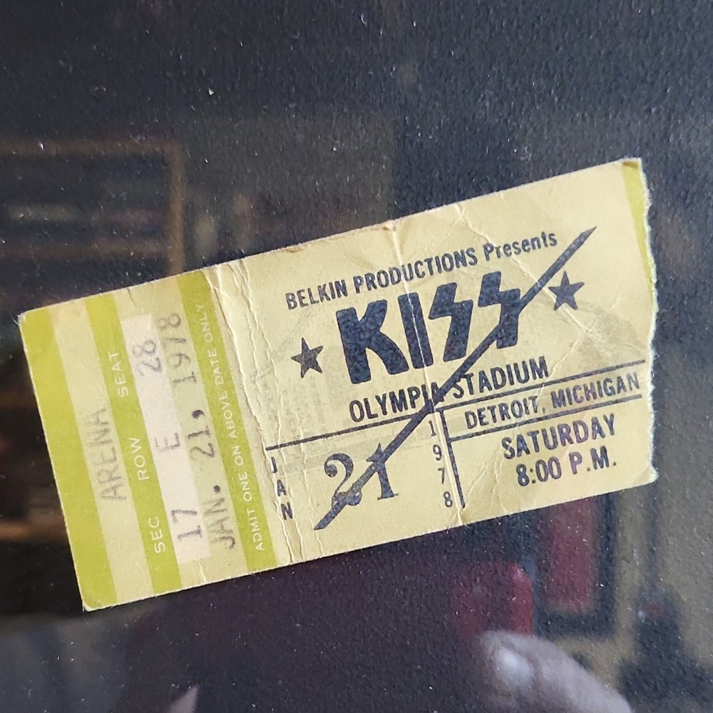 (KISS) Peter Criss Drum Sticks And Ticket From 1978 In Display Case .
