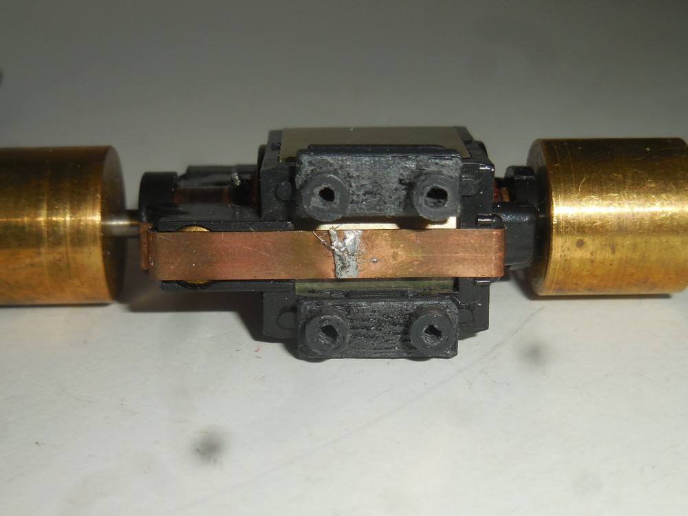 2 x Replacement Two Hole Athearn Type Motor Mounts WITH Screws (Improved) ,HO