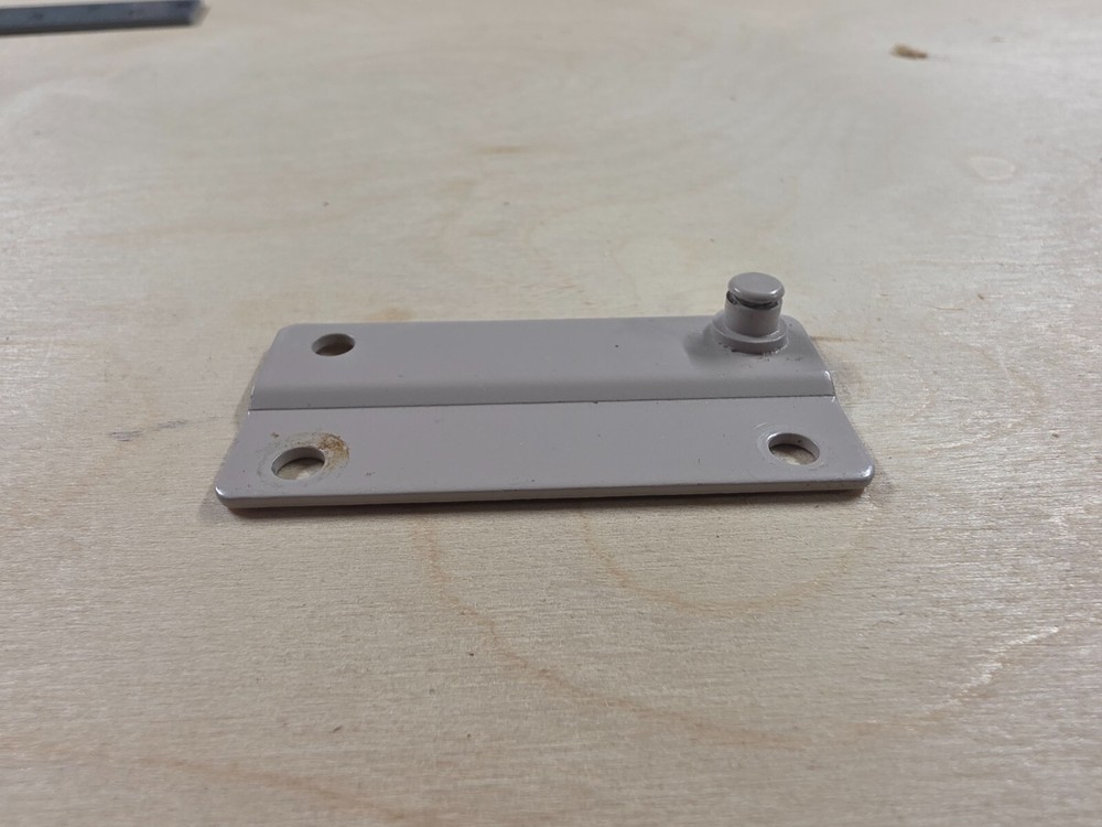 Truth dyad stud bracket for casement window operator right / Hand