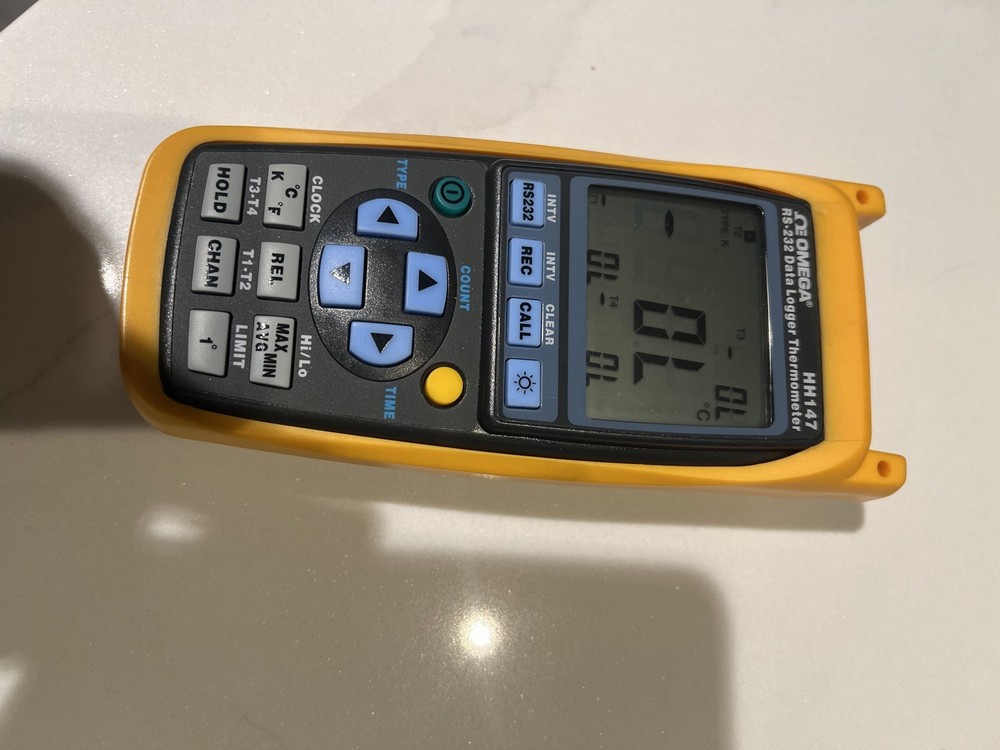 Omega HH147 Data Logger Thermometer RS-232 Includes Battery