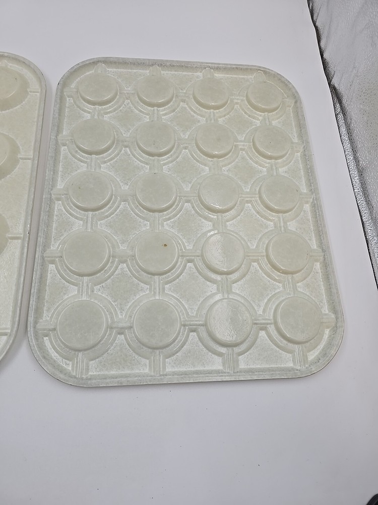 Couple Plastic Cafeteria Cup Trays