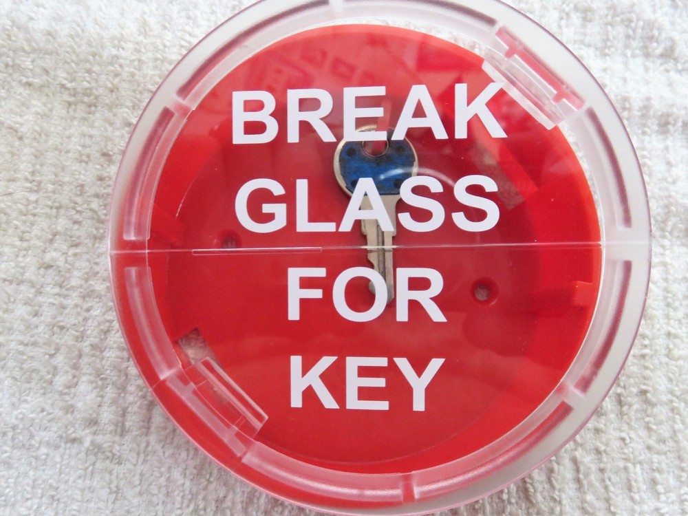 ╰➤ 🔥🧯Break glass "KEY BOX" ABS Plastic...4 1/4" diameter 🔥🧯
