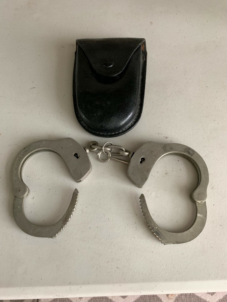 OLD HAND CUFFS W/KEY AND CASE
