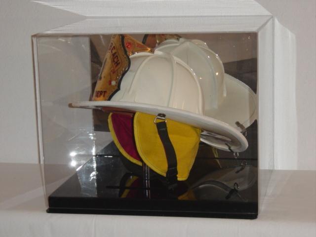 FULL SIZE FIREFIGHTER'S FIREMAN'S HELMET DISPLAY CASE