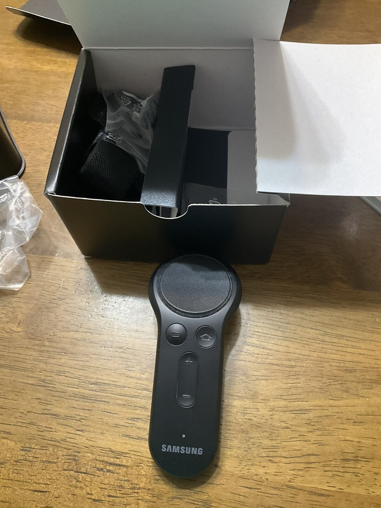 Samsung Gear VR Powered By Oculus Virtual Headset W/Controller SM-R324