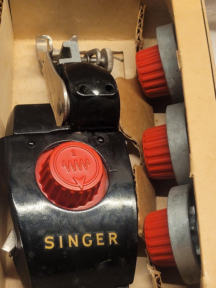 Vintage Singer Automatic Zigzagger With Original Box And Phamplet