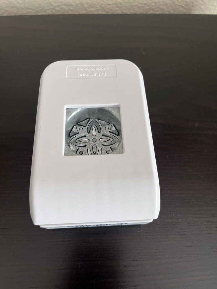 Creative Memories MEDALLION Decorative Punch