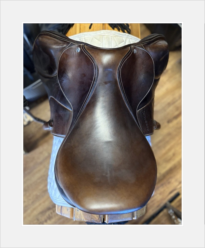 Voltaire Essential jump Saddle. 17.5” Interchangeable