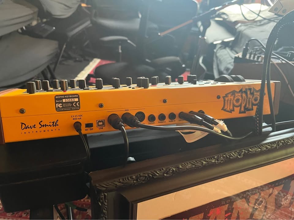 Dave Smith Instruments Sequential MOPHO ANALOG synth 4 lfos 3 egs mod matrix