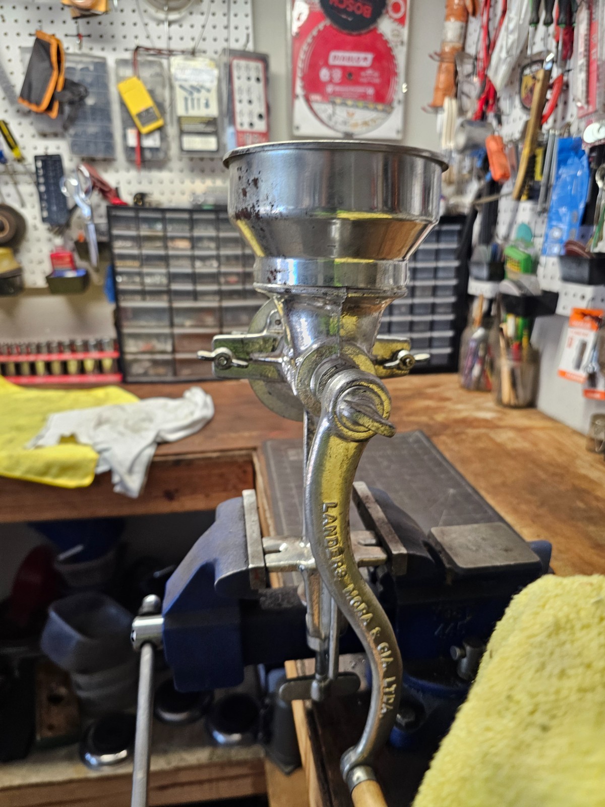 Vintage LANDERS CORONA Heavy Duty WHEAT CORN GRAIN MILL / GRINDER Hand Crank