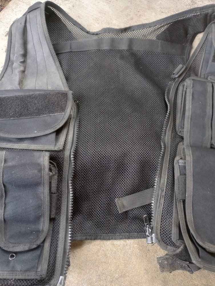 Black Tactical Multi Functional Utility Vest. Size Medium.