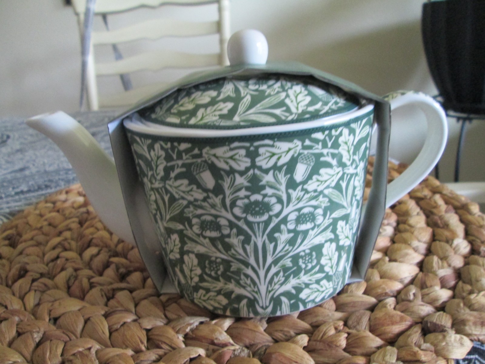 Acorn Fine China 26oz Teapot William Morris Leaonardo Collection Design/NWT