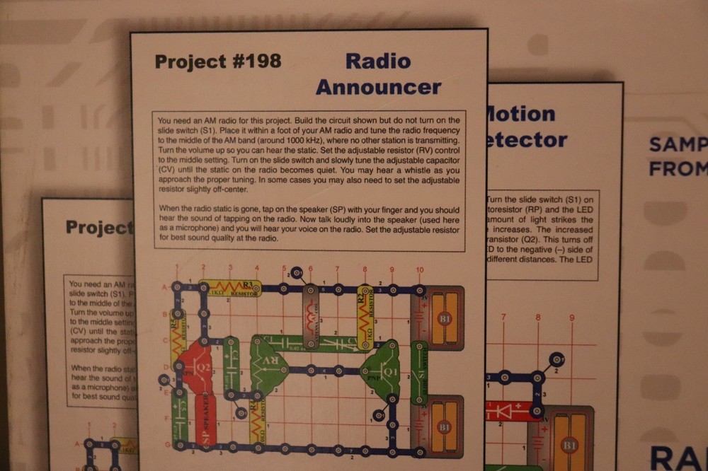 Snap Circuits Classic SC-300 Electronics Exploration Kit Over 300 Projects NEW