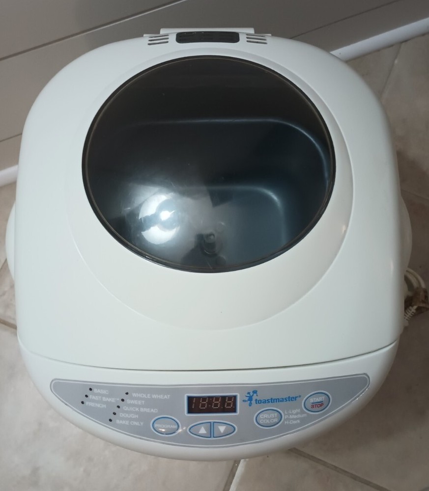Toastmaster Automatic Bread Maker TBR15 White Digital Display WORKS Great