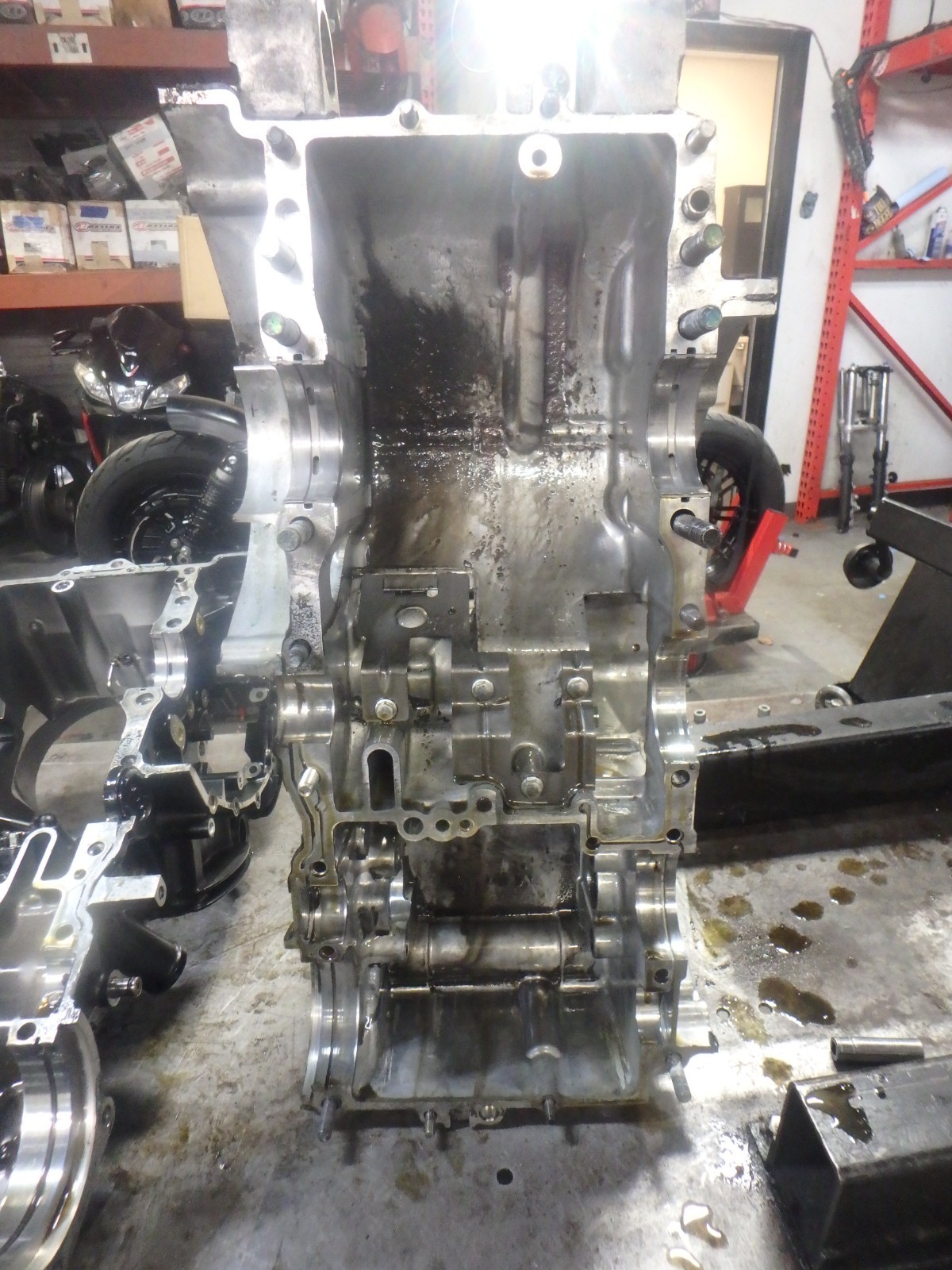 SUZUKI BOULEVARD M109R / VZR1800 06-25 ENGINE CASES P/N 11300-48881