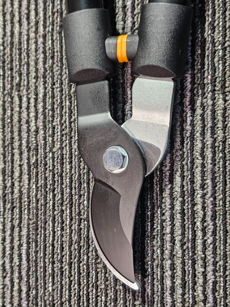 Fiskars 28" Loppers for Tree Trimming, Rust-Resistant Sharp Bypass Steel Blade