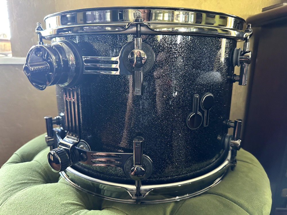 SONOR SQ2 13' X 9" TOM MEDIUM MAPLE BLACK SPARKLE WITH BLACK CHROME HARDWARE