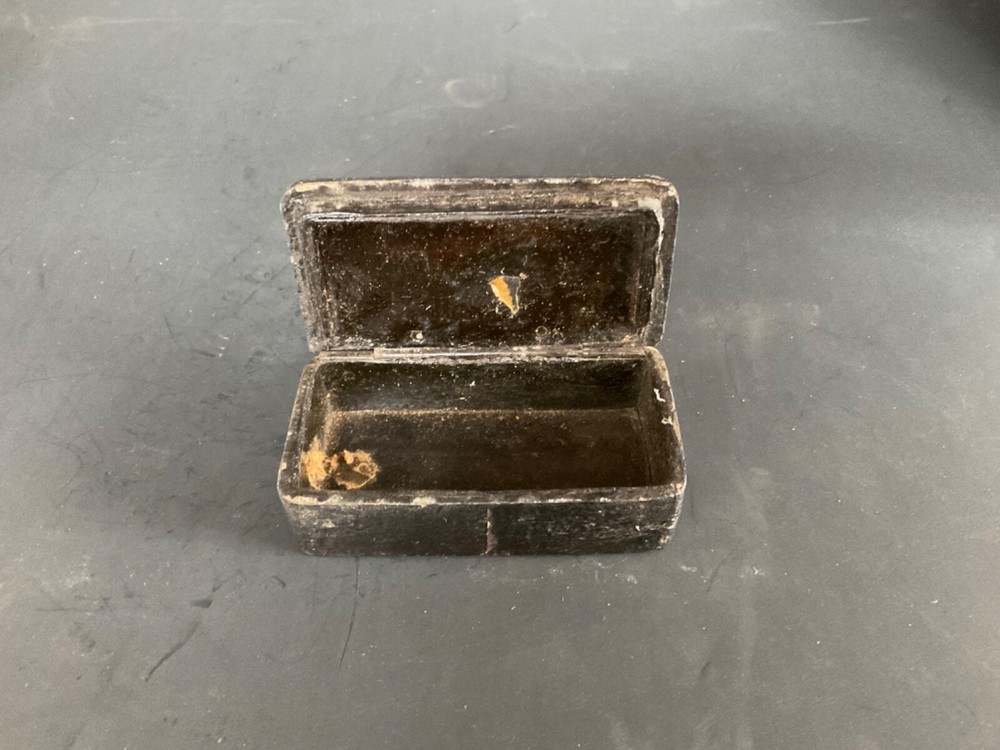 Antique Circa 1800's Lacquerware Paper Mache Snuff Box